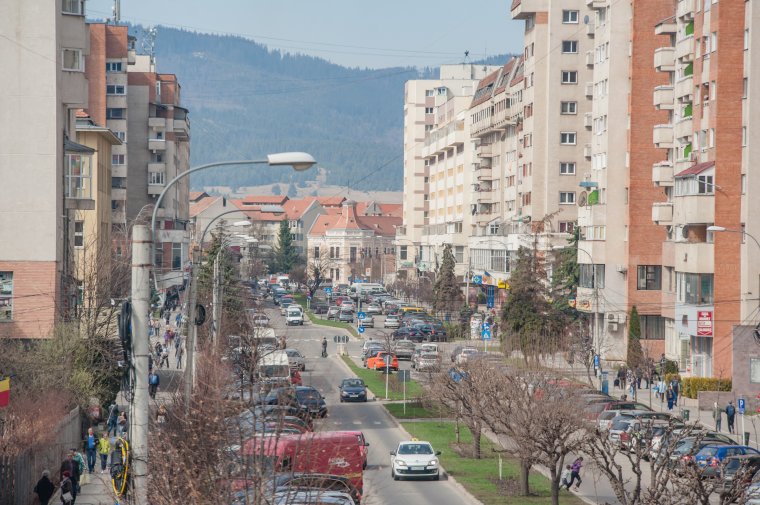 Módosított elképzelés: nem számolják fel az összes parkolóhelyet Csíkszereda fő útvonala mentén