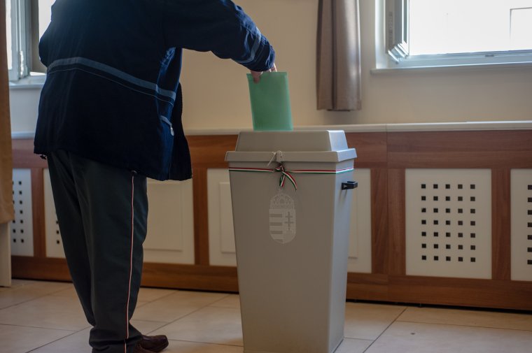 Tessék választani! – Két politikai tábor néz egymással farkasszemet Magyarországon