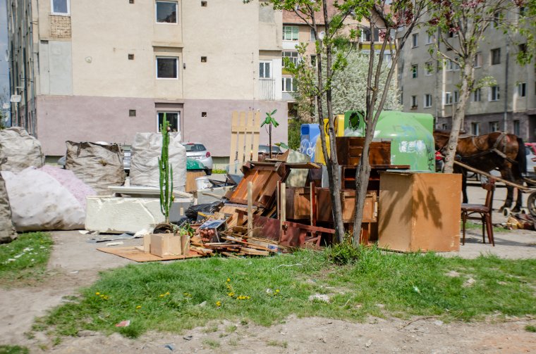 Akik a köztéri szemeteseknél szabadulnak meg a kidobott tárgyaktól és az építkezési hulladéktól