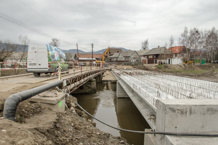 Az átmeneti munkafelfüggesztés után ismét dolgoznak az újtusnádi átkelőnél