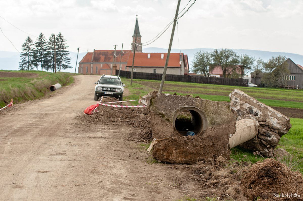 Dolgoznak a Csíkszentmiklóst Borzsovával összekötő községi úton. Aszfaltút készül • Fotó: Gecse Noémi