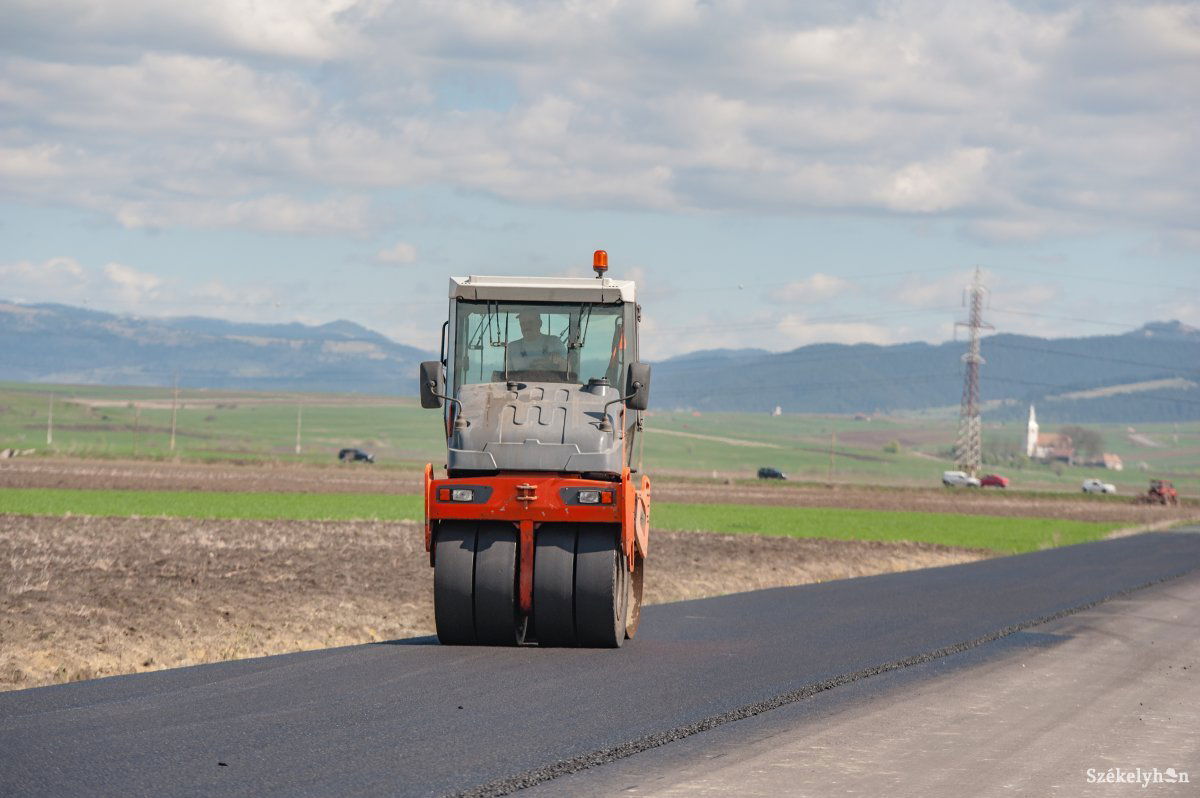 Az elkerülő úton a kopóréteget terítik el, ezt követi a két útkereszteződés átalakítása &bullet;  Fotó: Gecse Noémi