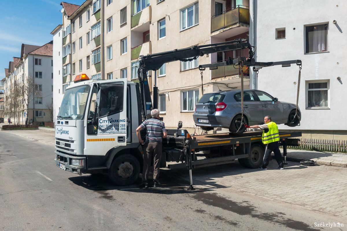 A takarítást akadályozó járműveket elszállítják • Fotó: Gegő Imre