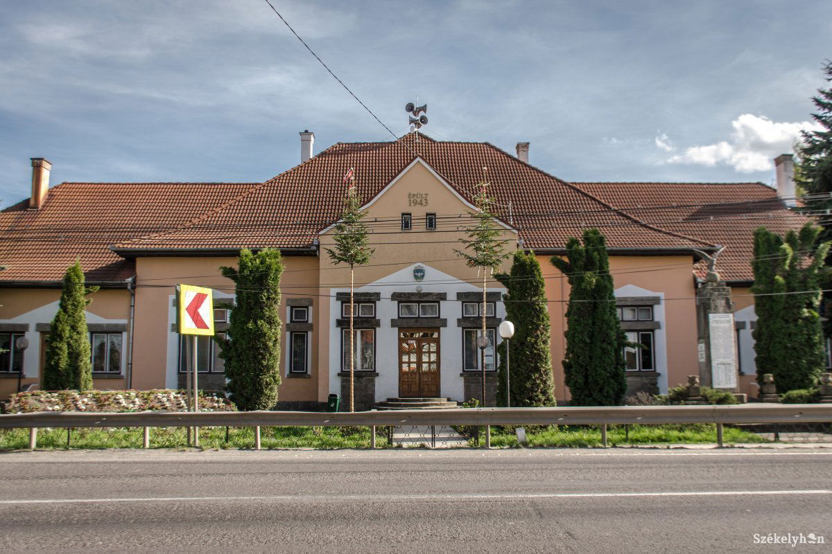 A csíkkozmási községháza. A zászlók, táblák elhelyezését is kifogásolják • Fotó: Pinti Attila