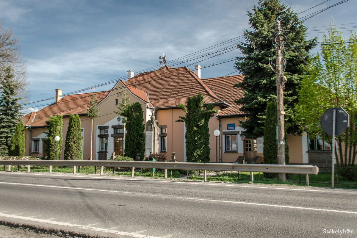 A csíkkozmási községháza. Figyelemmel kísért változások •  Fotó: Pinti Attila