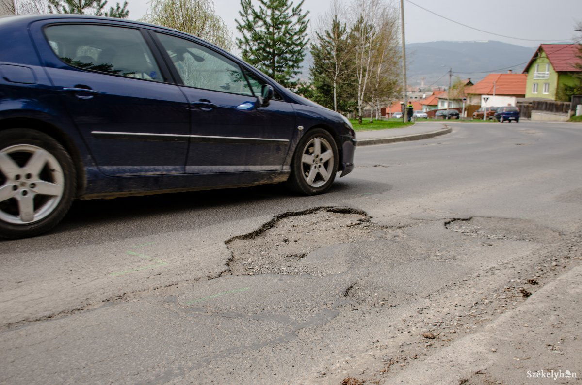 Kikerülik vagy belecsapódnak. Hatalmas kátyúk a Hunyadi János utcában • Fotó: Gecse Noémi