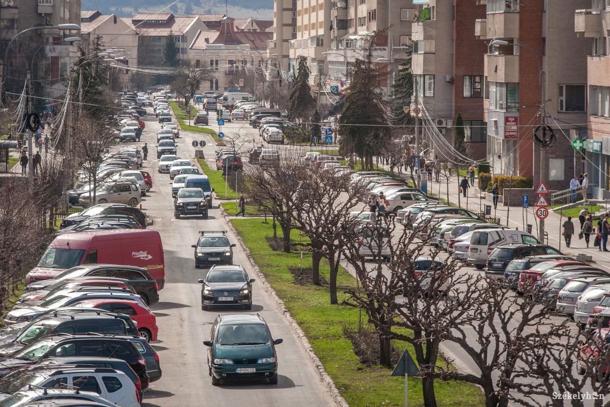Egyre nehezebb üres parkolóhelyeket találni Csíkszeredában. Sokak szerint a fizetős rendszer jobb volt •  Fotó: Pinti Attila