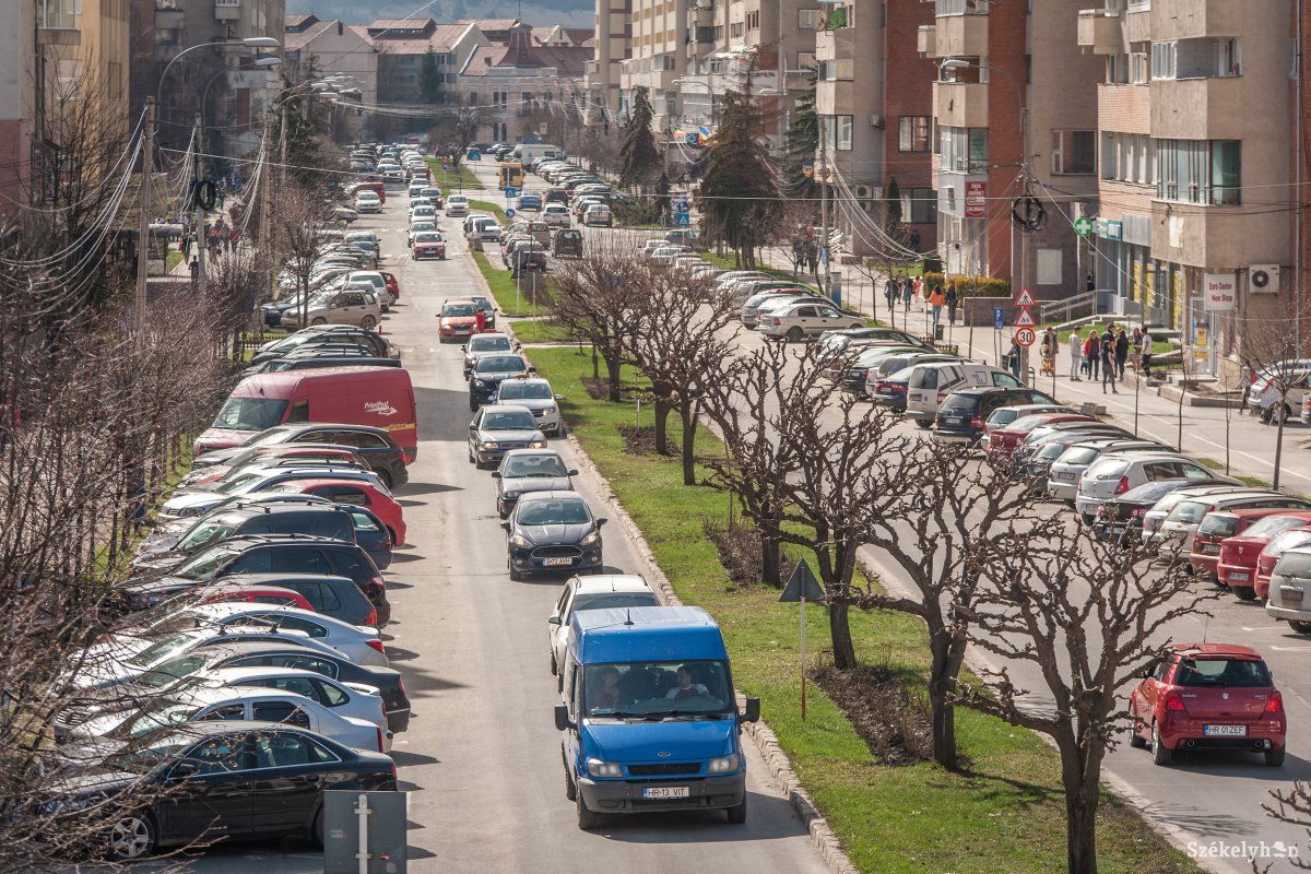 Szabályozzák a parkolást, sok helyen ismét fizetni kell majd •  Fotó: Pinti Attila