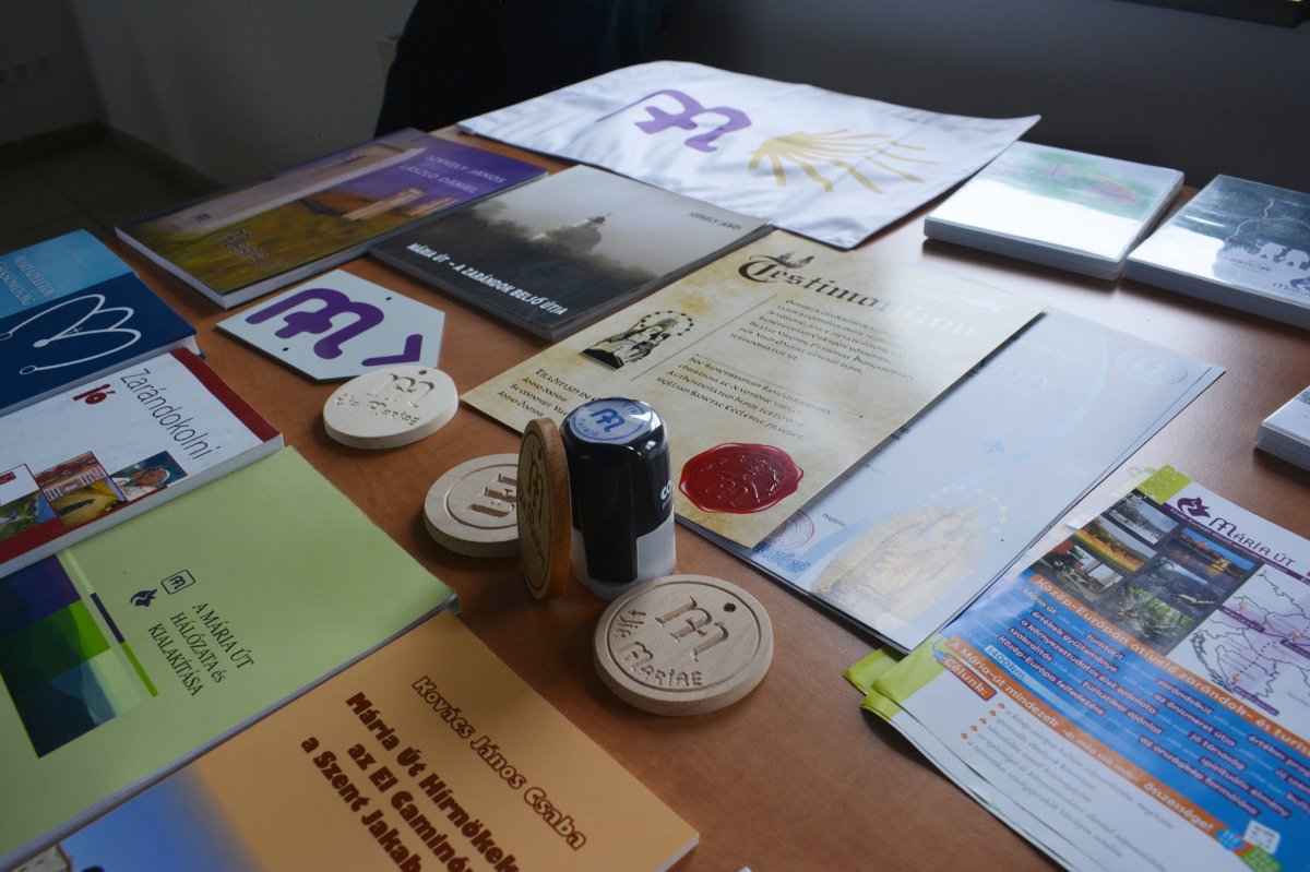 A zarándokoknak egy jelvényt és egy zarándokútlevelet biztosítanak. A zarándokút végén egy tanúsítványt is átvehetnek &bullet;  Fotó: Hargita Megye Tanácsa sajtószolgálata