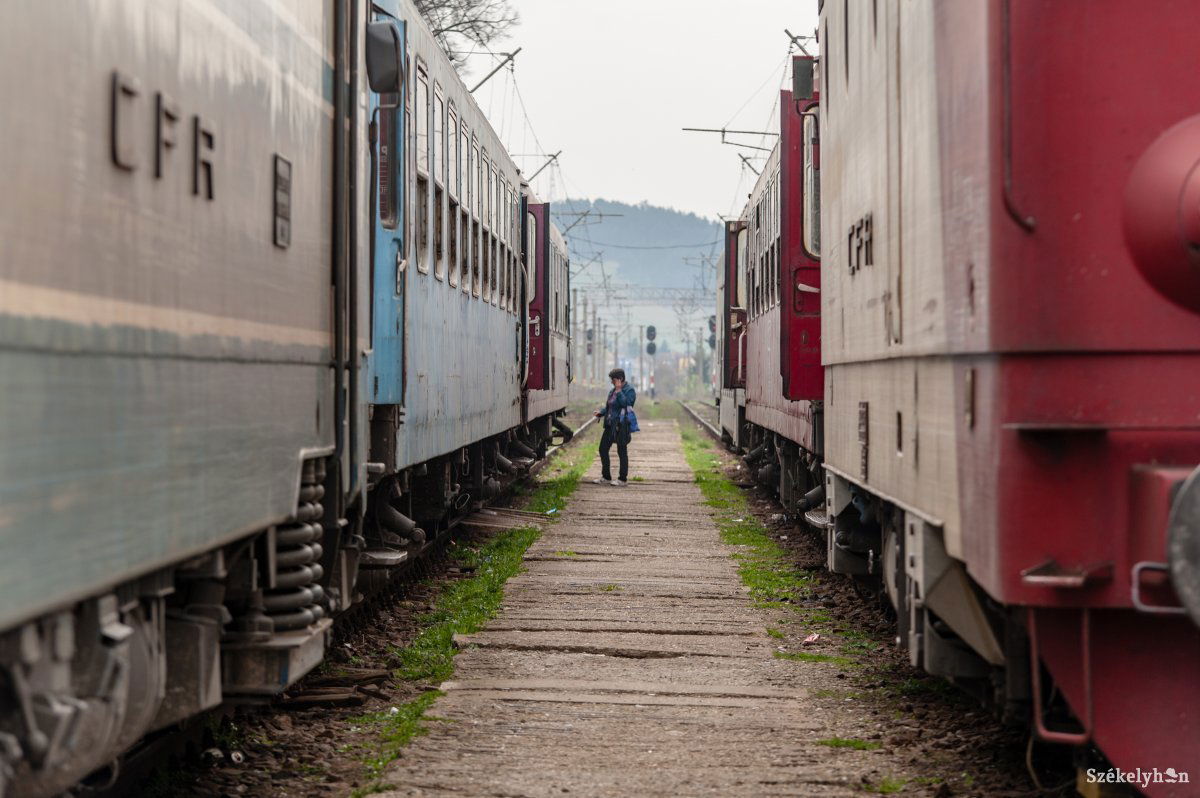 Vakvágányon. A beruházások hiánya a vasúti infrastruktúra romlását okozta, ez pedig sebességkorlátozásokat, késéseket eredményezett •  Fotó: Gecse Noémi