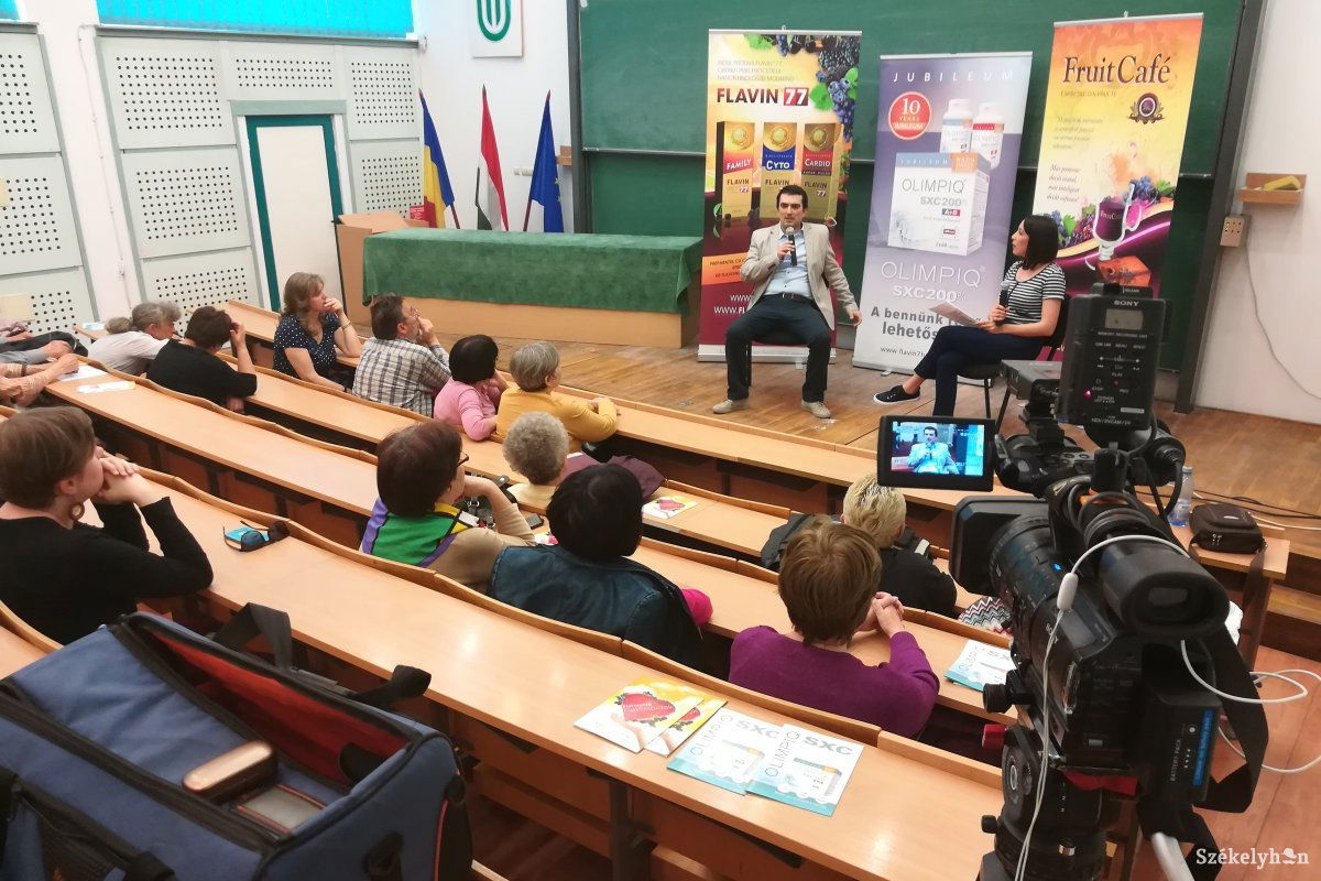 Pál Bíborka, a Flastrom főszervezője és dr. Ruff Rudolf szakorvos a cukorbetegségről beszélgettek • Fotó: Molnár Rajmond