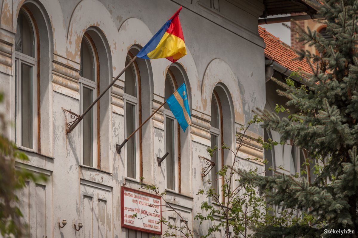 Székely zászló az egyik Hargita megyei tanintézmény homlokzatán. Törvényen kívül? • Fotó: Pinti Attila