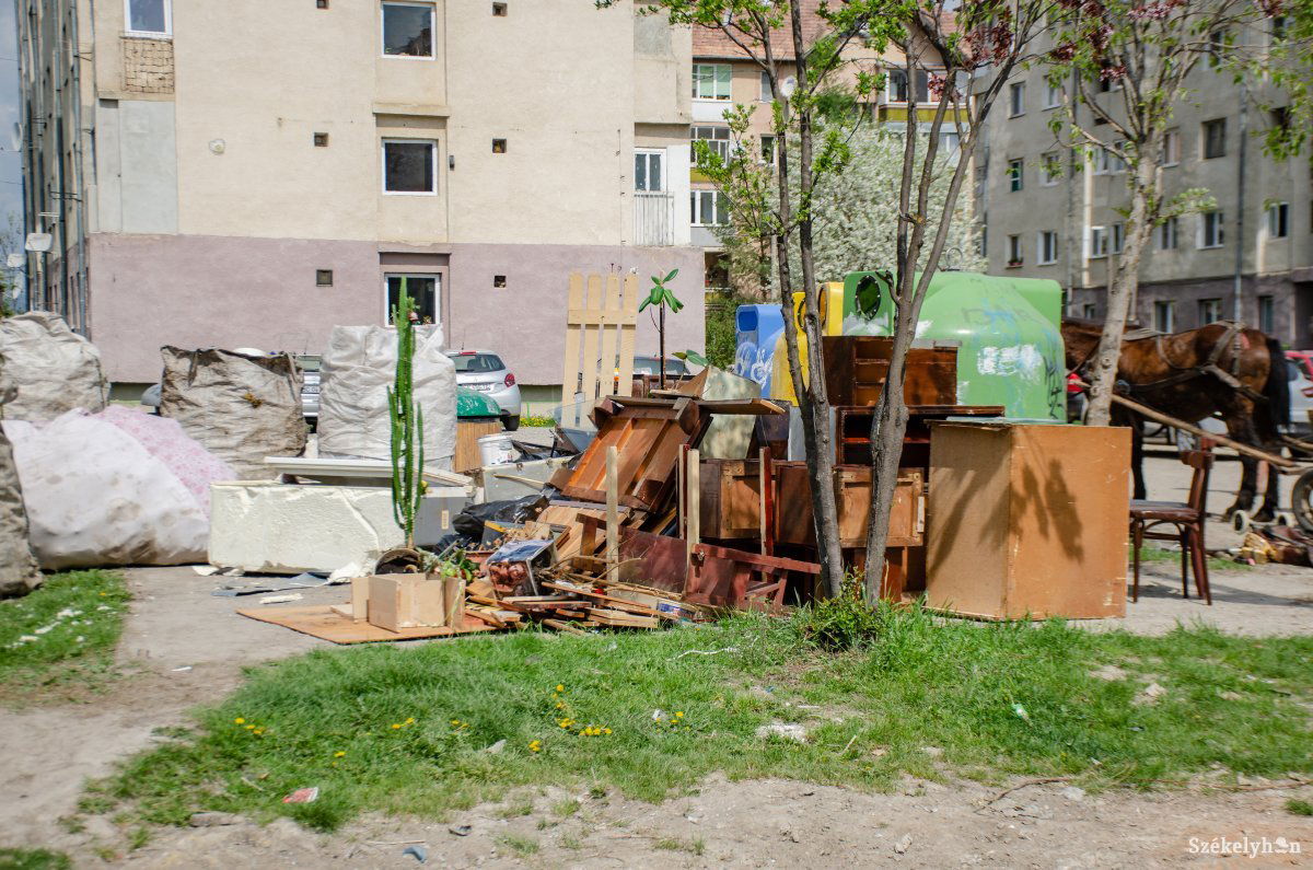 Nincs gazdája a leürített szemétnek, de el kell szállítani. Kijátszott szabályok •  Fotó: Gecse Noémi