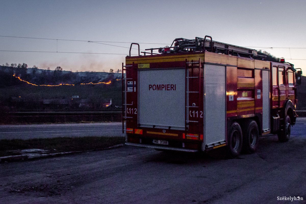 Tűz a zsögödi Harom-domb déli oldalán •  Fotó: Pinti Attila