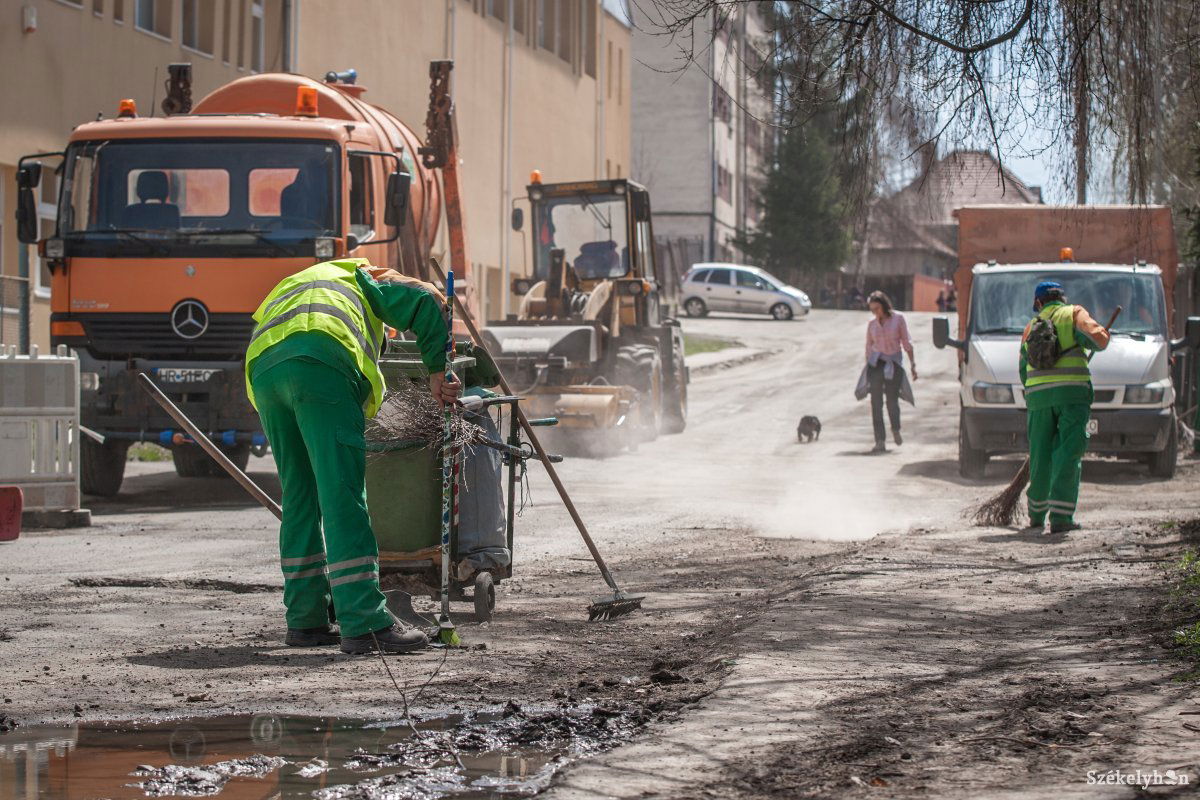 Folytatódik a tavaszi nagytakarítás Csíkszeredában •  Fotó: Pinti Attila