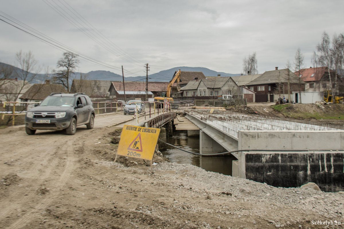Jelentős a forgalom a régi újtusnádi Olt-hídon. Nem kell már sokáig azt használni •  Fotó: Pinti Attila