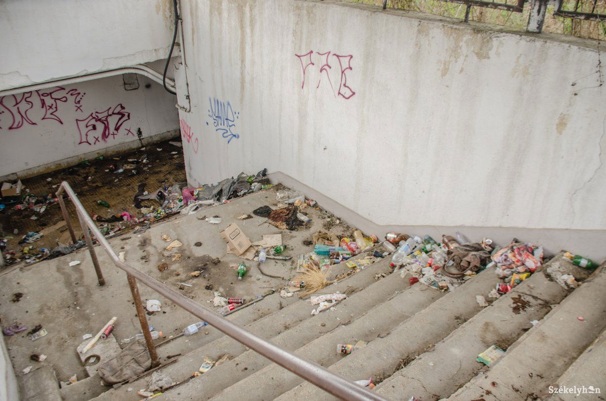 A helyzet nem javul, inkább romlik. Szemétlerakóként használt aluljáró • Fotó: Gecse Noémi