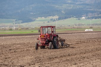 Alig indították el, máris lefulladt a roncstraktorprogram