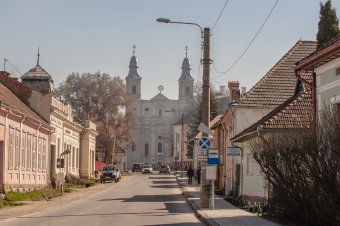 Érkeznek a zarándokok, érdemes gépkocsival elkerülni a Szék útját