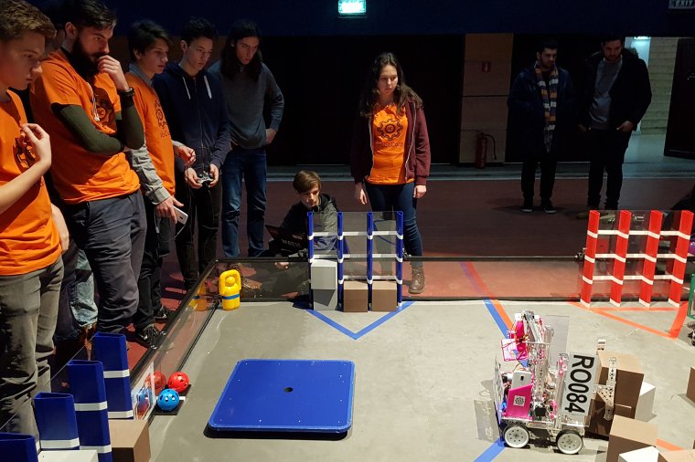 Különdíjat kapott a csíkszeredai főgimnázium robotépítő csapata