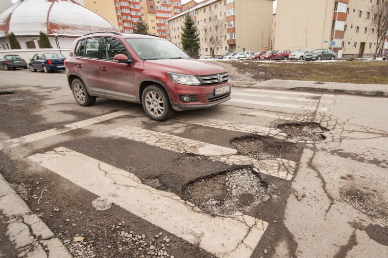 Kis gödörből lesz a nagy, majd a még nagyobb – miként tartható fenn az útburkolat minősége?