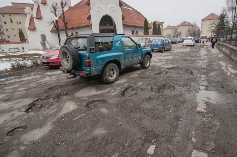 Egyelőre sem feljavítani, sem lezárni nem tudják az utcát, ahol kátyú kátyút ér