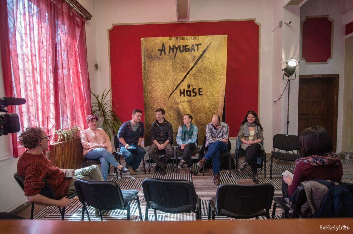 A Nyugat hőse című darabról meséltek a Csíki Játékszín munkatársai •  Fotó: Gecse Noémi
