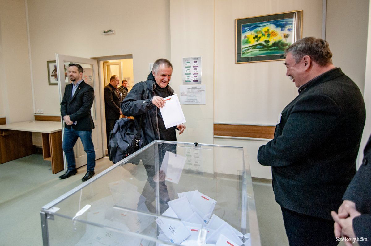 Levélben szavazott Böjte Csaba ferences rendi szerzetes is •  Fotó: Gecse Noémi