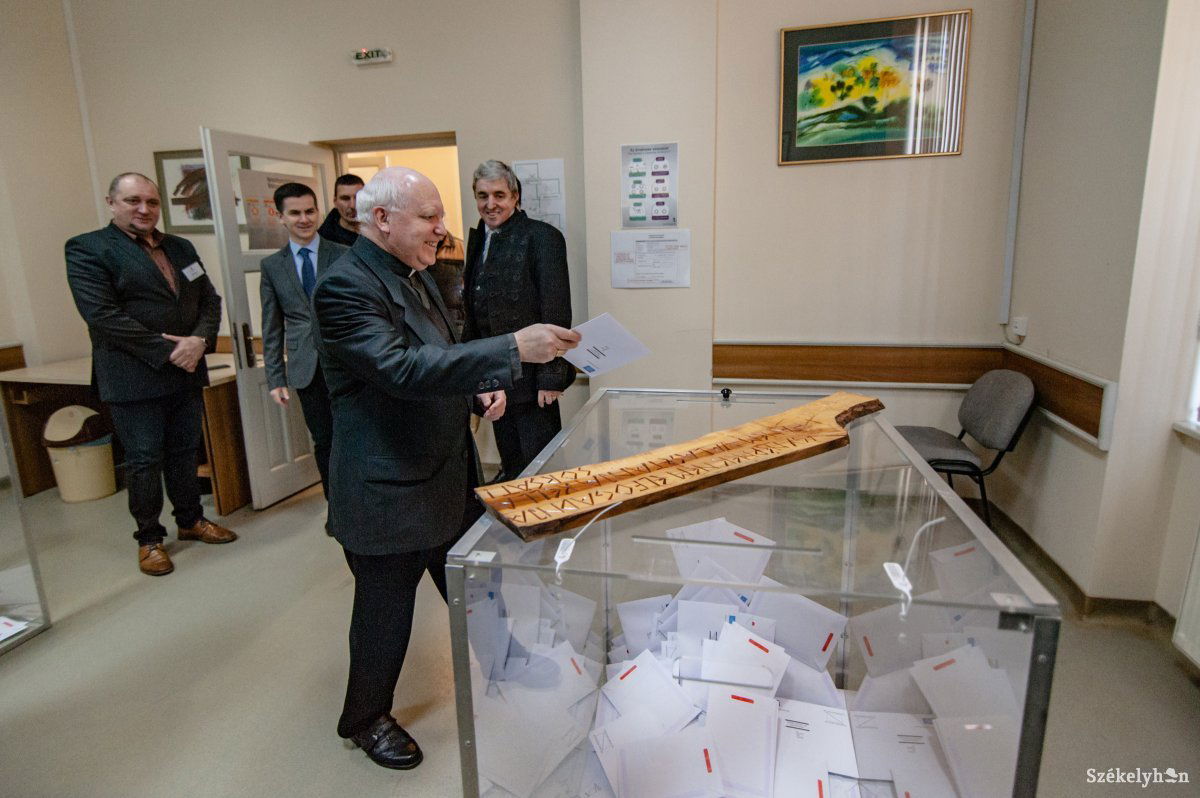 Tamás József püspök is leadta szavazatát •  Fotó: Gecse Noémi