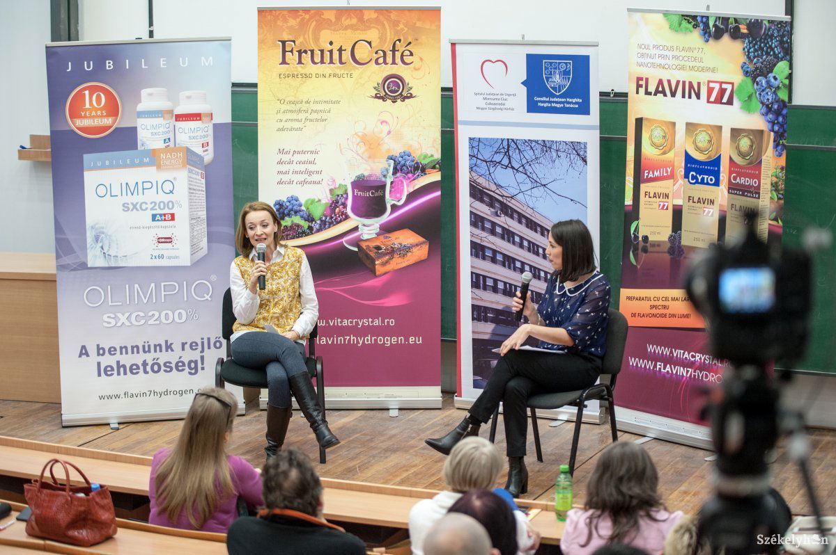 Dr. Kacsó Jolán sürgősségi szakorvossal Pál Bíborka, a Flastrom egészségügyi ismeretterjesztő előadássorozat főszervezője beszélgetett • Fotó: Gecse Noémi