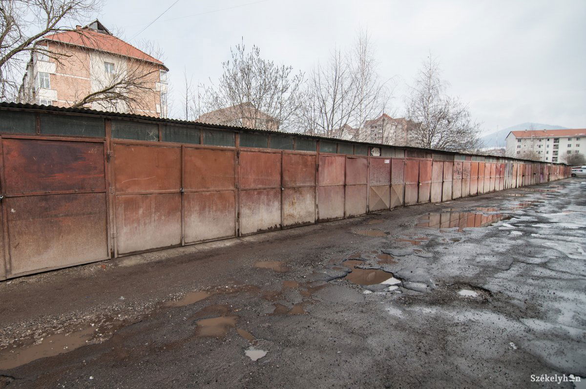 Két garázs helyén akár három autó is parkolhatna. Sok helyet foglalnak, sokat közülük lomtárként használnak • Fotó: Gecse Noémi