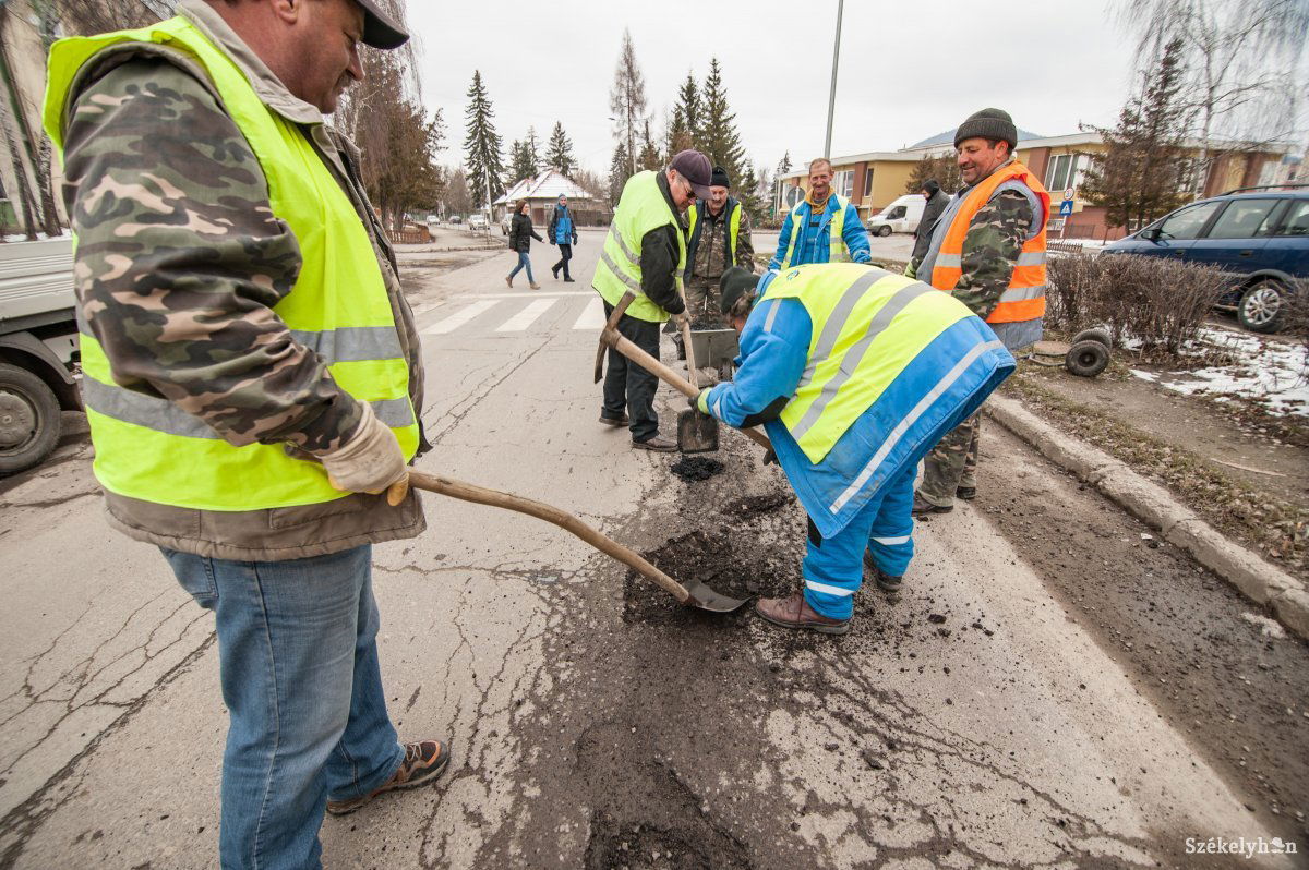 Az elöljárók a megelőzésben, az utak javításában látják a megoldást a kártérítés helyett •  Fotó: Gecse Noémi
