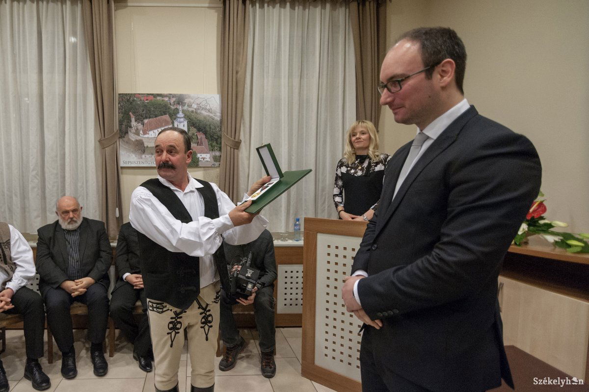 Mihály József huszárkapitány a kitartó hagyományápolásért vehette át a kitüntetést •  Fotó: Gecse Noémi
