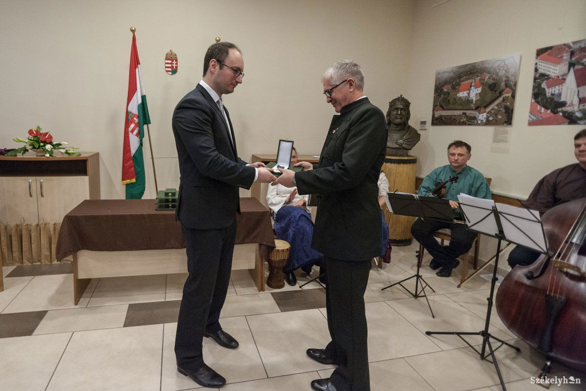 Gergely István, Tiszti, átveszi az elismerést •  Fotó: Gecse Noémi