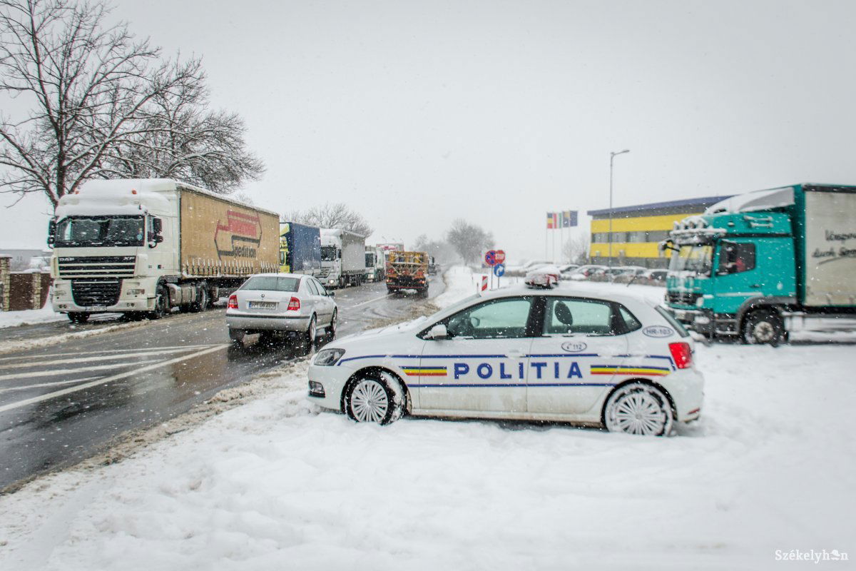 13A országút, Csíkszereda nyugati kijárata – kamionstop reggel 7 órától 11 óráig •  Fotó: Pinti Attila