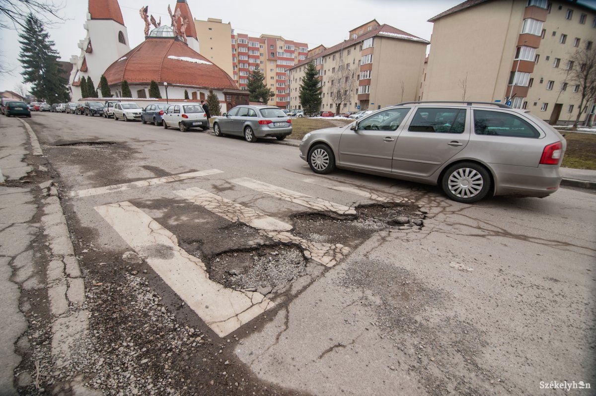 Egyre nehezebb autózni a balesetveszélyes szakaszon. Nem egyszerű a javítás •  Fotó: Gecse Noémi