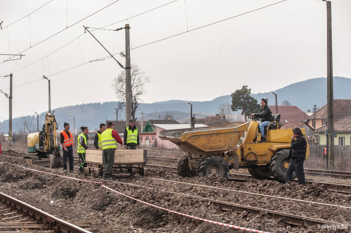 A készülő peronok alapozásával dolgoznak. Köztes megoldás lesz •  Fotó: Gecse Noémi