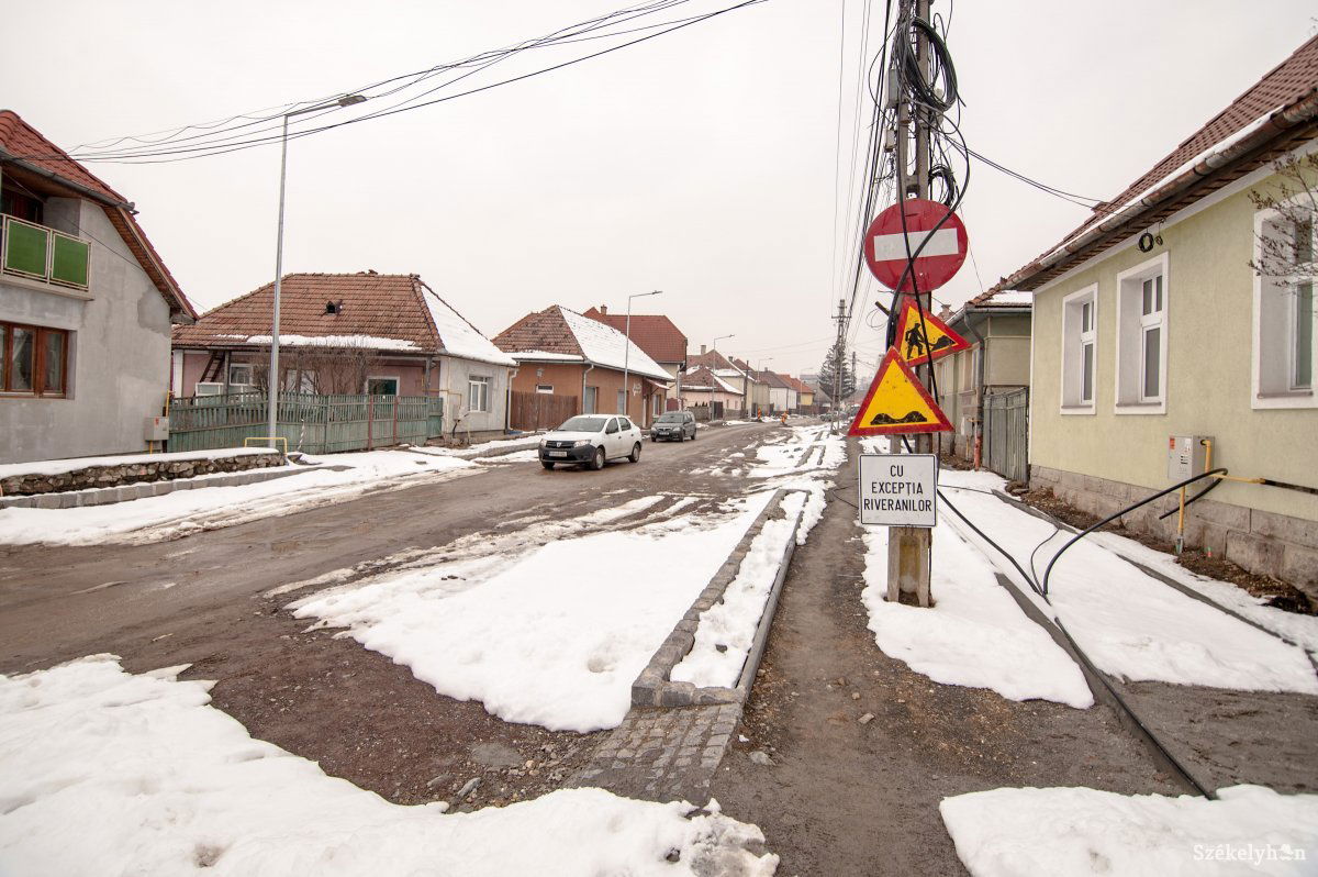 A Zsögödi Nagy Imre utca felső szakasza. Befejezésre vár a felújítás •  Fotó: Gecse Noémi