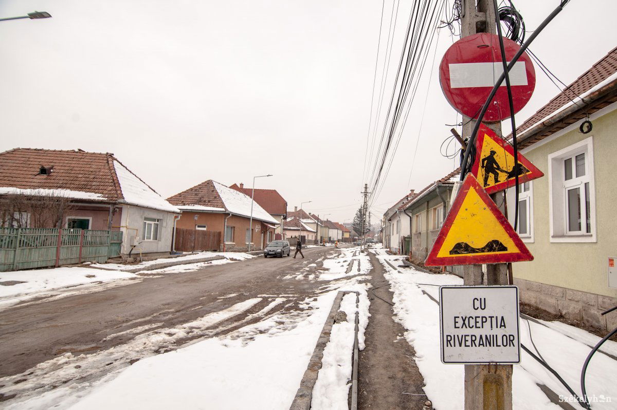 A hosszú utcában előre nem látható akadályok többször is felmerültek korábban, a munkálat során •  Fotó: Gecse Noémi