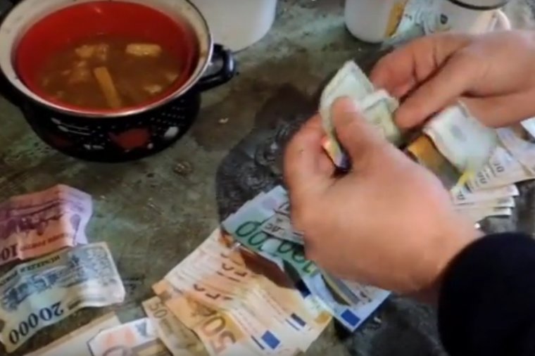 Pénzt, ékszert és iratokat loptak Csíkszeredában egy autóból