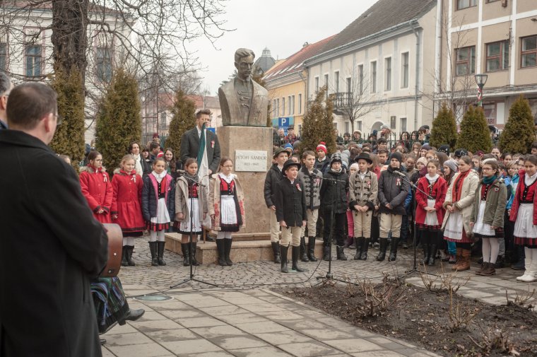 A hősökre emlékeztek a csíkszeredai Petőfi Sándor Általános Iskola udvarán