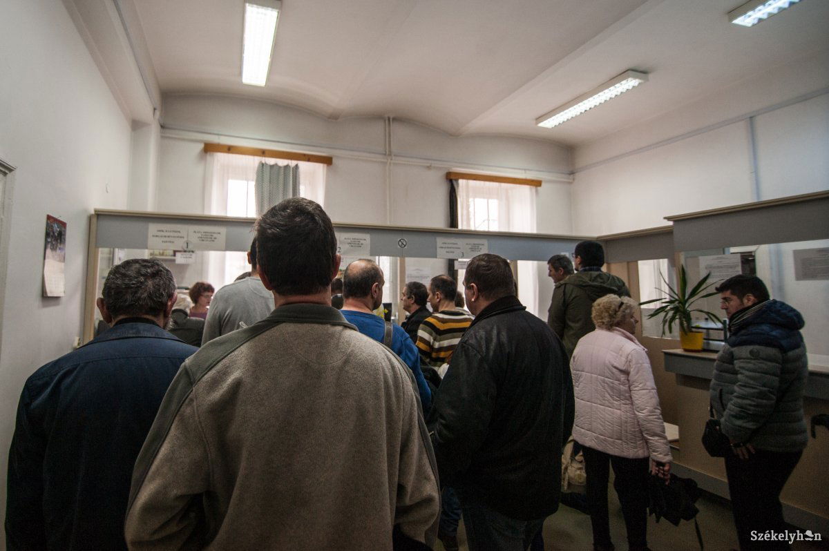 Tolongás a csíkszeredai városháza pénztáránál. Március vége az első féléves adók kifizetési határideje, kedvezményt is csak eddig adnak •  Fotó: Gecse Noémi