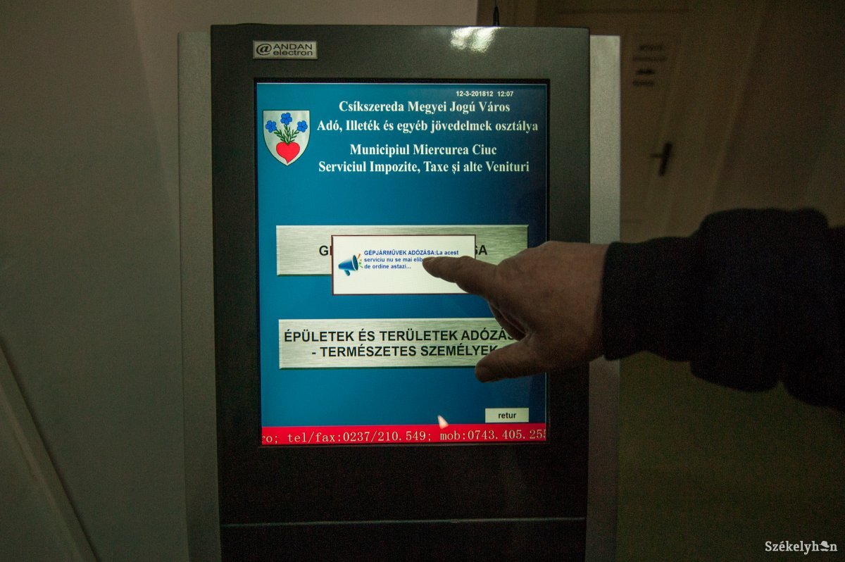 Hiába lehet már online is fizetni, sokan még mindig személyesen törlesztik a helyi adót Csíkszeredában •  Fotó: Gecse Noémi