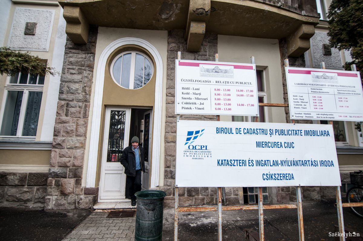 A hátráltató tényezők egyike, hogy sok megyében a kataszteri nyilvántartáshoz szükséges birtoklevelek felét sem kapták meg a földtulajdonosok •  Fotó: Gecse Noémi