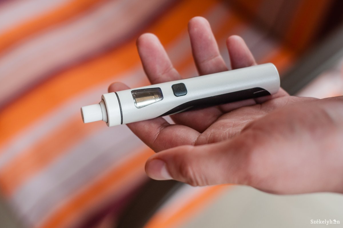 Alternatív megoldás az elektromos cigaretta. Kevésbé káros, mint a hagyományos dohányzás •  Fotó: Gecse Noémi