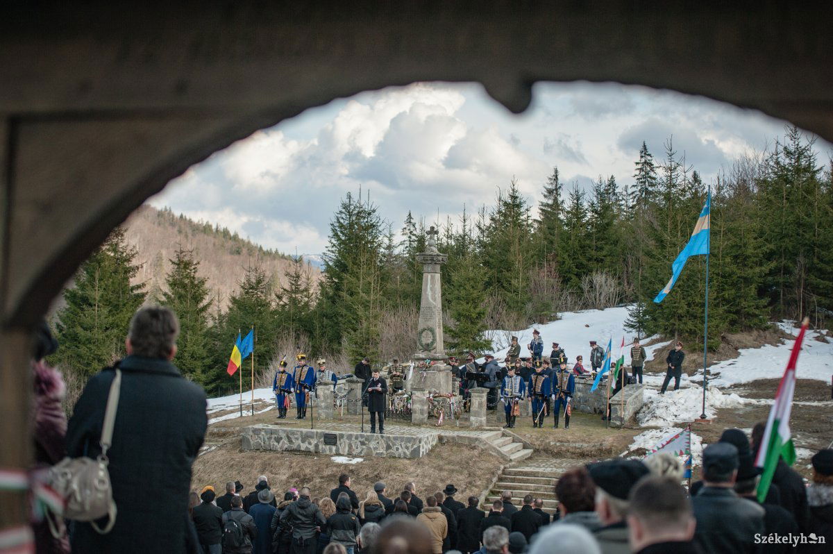 A nyerges-tetői emlékmű •  Fotó: Gecse Noémi