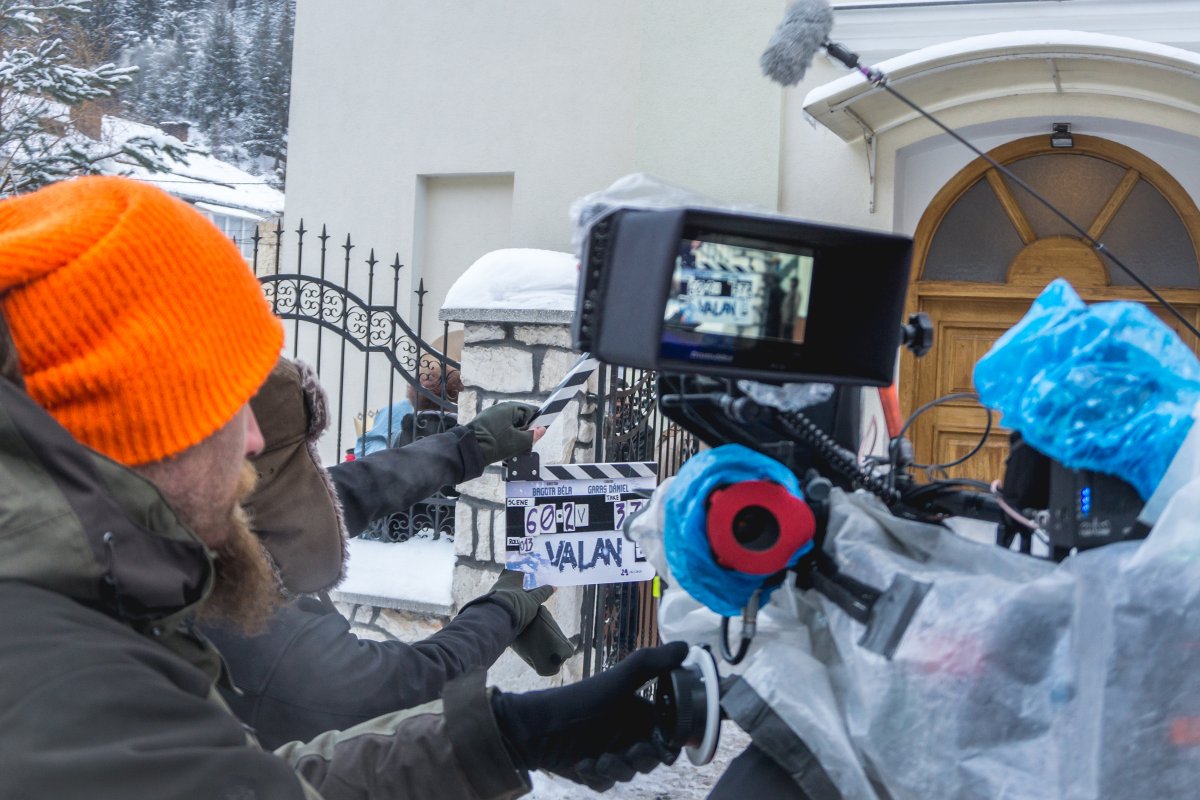 Forgatás Balánbányán, a filmbeli Valan településen. Az egykori bányászváros már elsőre egy ideális helyszínnek tűnt vizuális szempontból •  Fotó: Mihály László