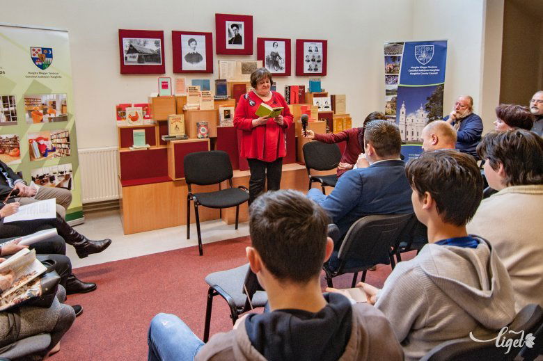 Felolvasómaraton a könyvtárban. Van helye a rendezvényeknek is, csak a hangsúly kérdéses •  Fotó: Gecse Noémi