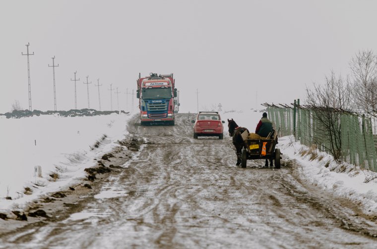 „Kifelejtett” híd miatt kell sárban, pocsolyák között közlekedni
