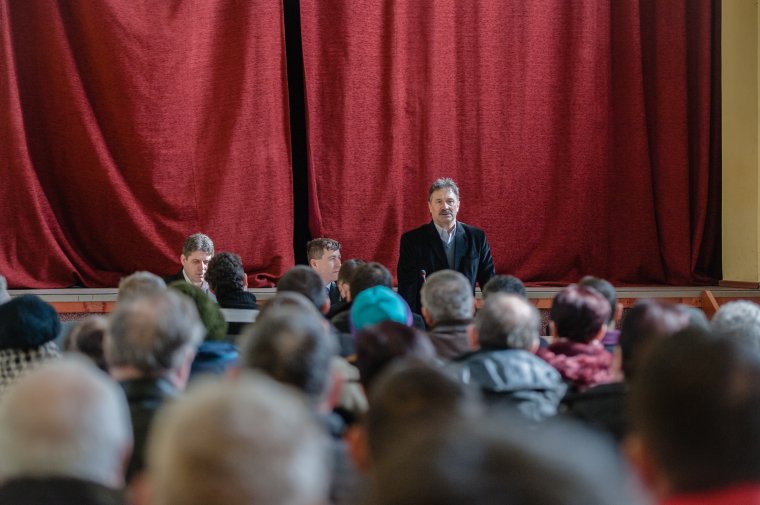 Több év kihagyás után újra falugyűlést tartottak Csíkszentgyörgyön – meg is telt a kultúrotthon